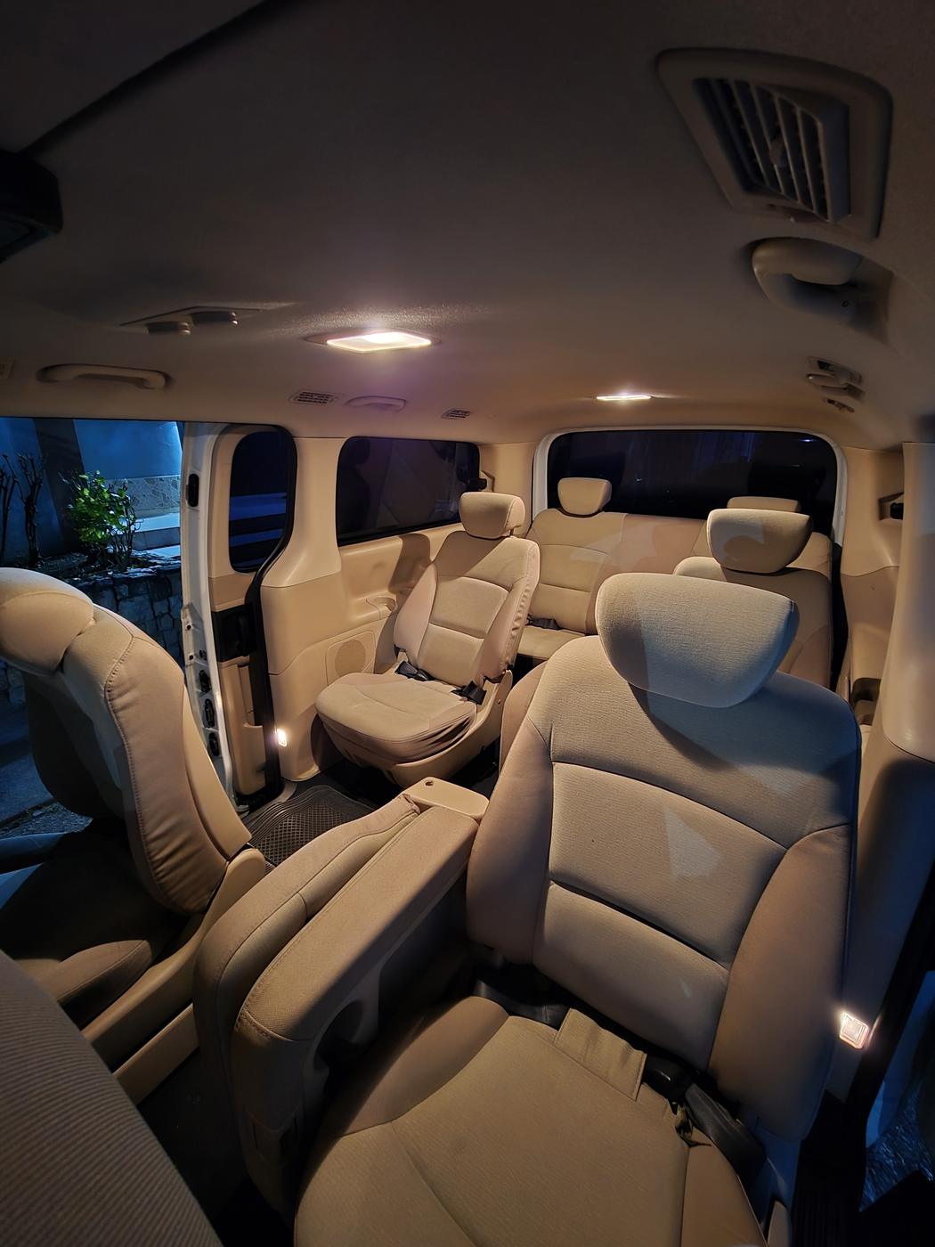 Interior de la Hyundai H1 con asientos reclinables