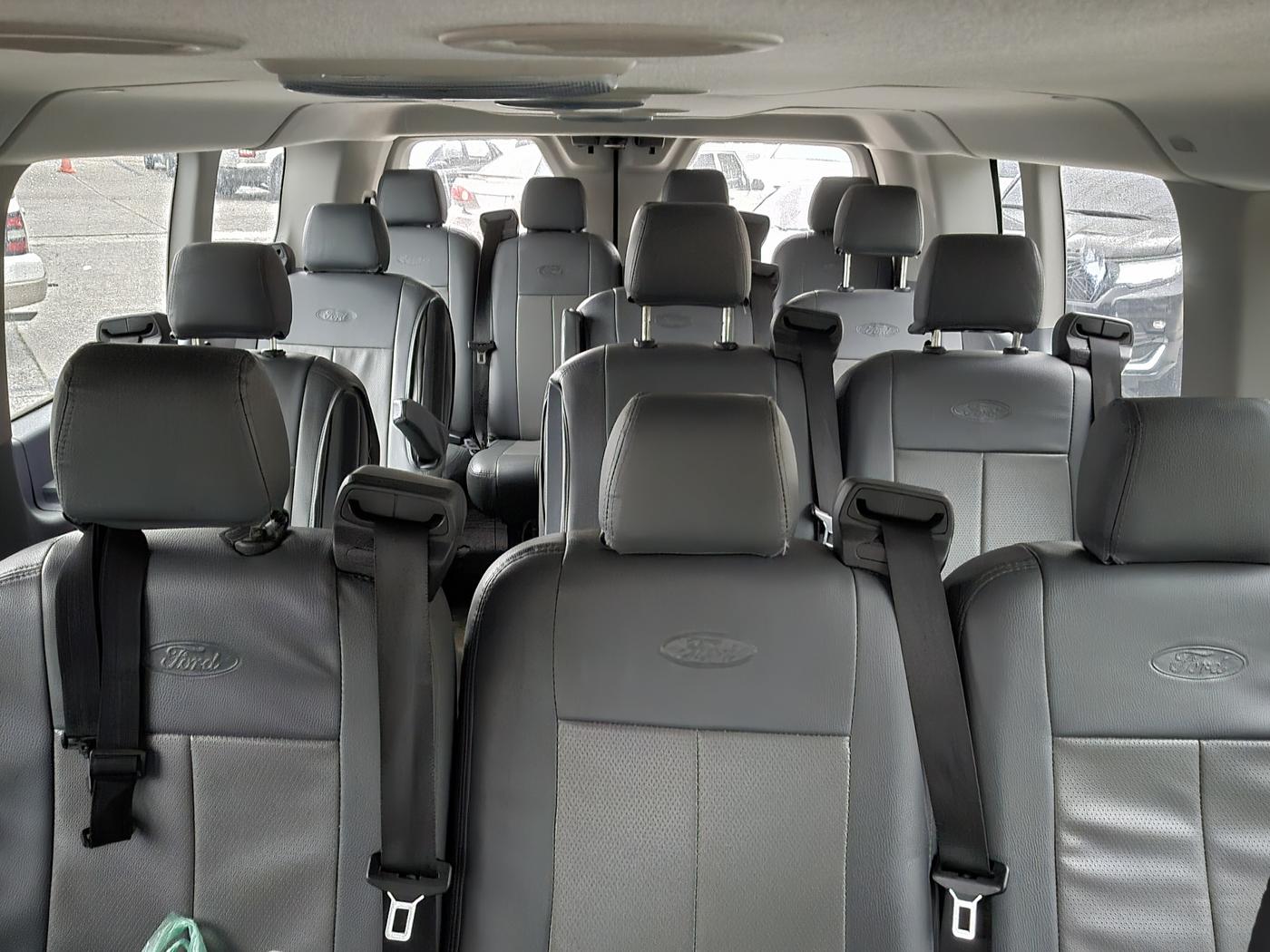 Interior de la Ford Transit con asientos grises