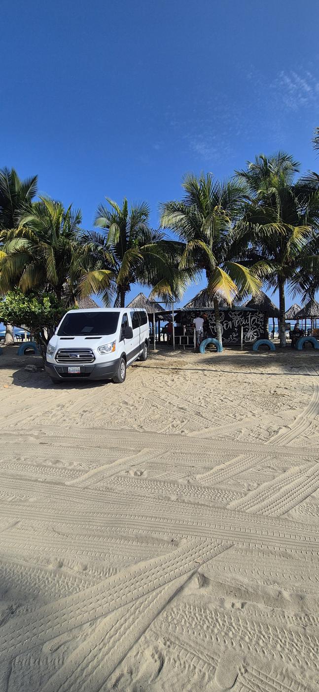 Van Ford Transit en la playa