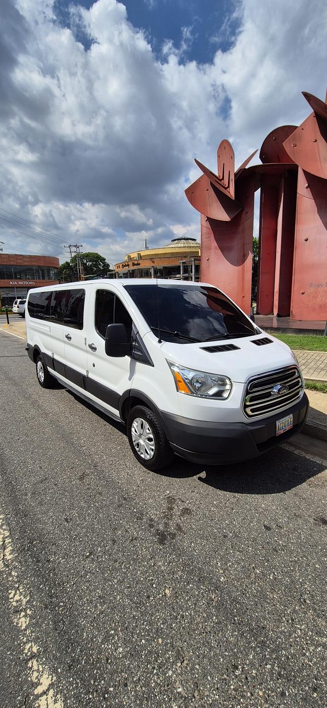 Ford Transit frente a monumento